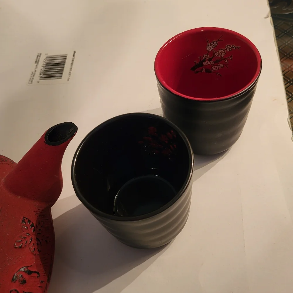 BRAND NEW WITH TAGS*Red & Black *Cast Iron Teapot With 4 Cups